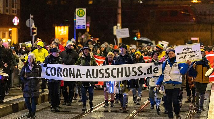 Demonstrierende gegen die Coronamaßnahmen auf der Straße. (Symbolbild)