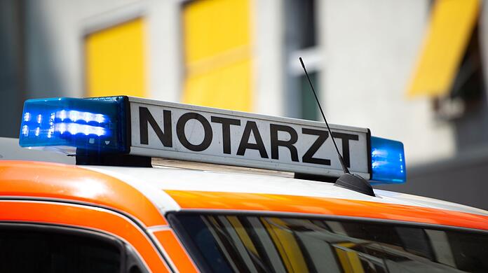 Ein Blaulicht leuchtet auf dem Dach eines Notarztwagens (Symbolbild).