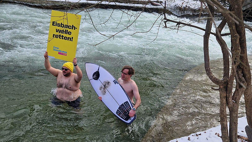 Bei eisigen Temperaturen begaben sich FDP-OB-Kandidat J&ouml;rg Hoffmann und Felix Meyer, Spitzenkandidat der Jungen Liberalen, in den Eisbach.