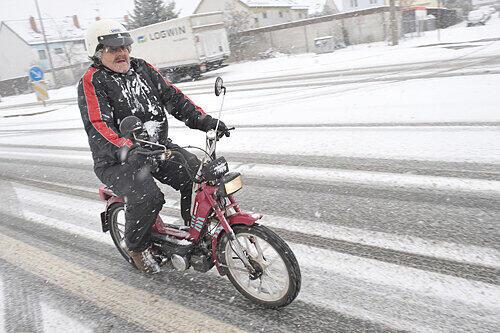 Auf den Straßen ist trotz Winterdienst Vorsicht geboten: Mit seinem Moped rutschte dieser Nürnberger durch die Leyher Straße.