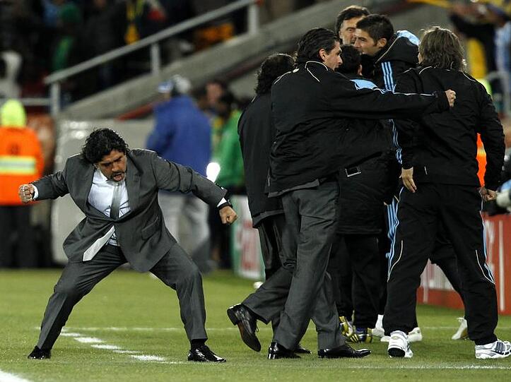 Argentiniens Trainer Diego Maradona (l) jubelt über das 1:0 gegen Griechenland.