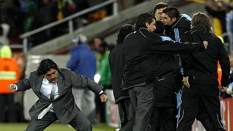 Argentiniens Trainer Diego Maradona (l) jubelt über das 1:0 gegen Griechenland.