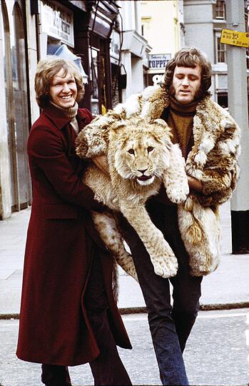 "Er liebte es, getragen zu werden." Christian mit Anthony Bourke (l.) und John Rendall.