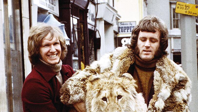 "Er liebte es, getragen zu werden." Christian mit Anthony Bourke (l.) und John Rendall. "Er liebte es, getragen zu werden." Christian mit Anthony Bourke (l.) und John Rendall.