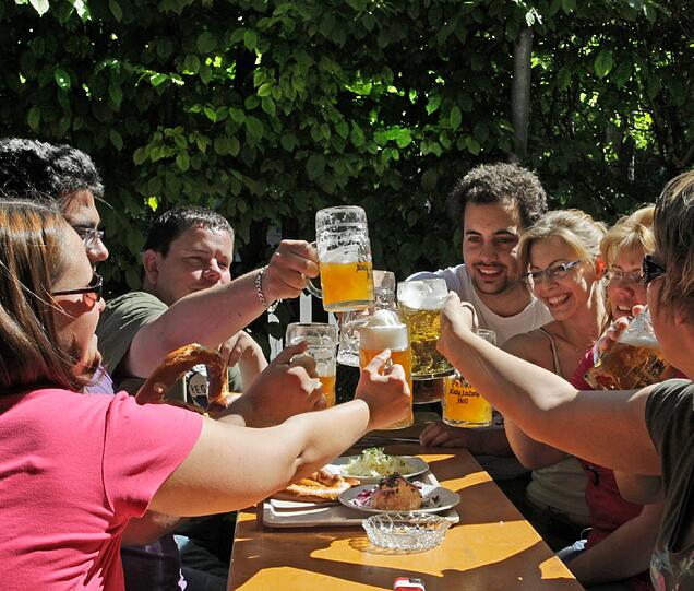 Eine lustige Runde, eine zünftige Brotzeit und ein kühles Bier bilden im Prinzregent Garten eine gute
Gesellschaft.