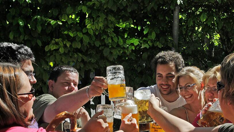 Eine lustige Runde, eine zünftige Brotzeit und ein kühles Bier bilden im Prinzregent Garten eine gute
Gesellschaft.