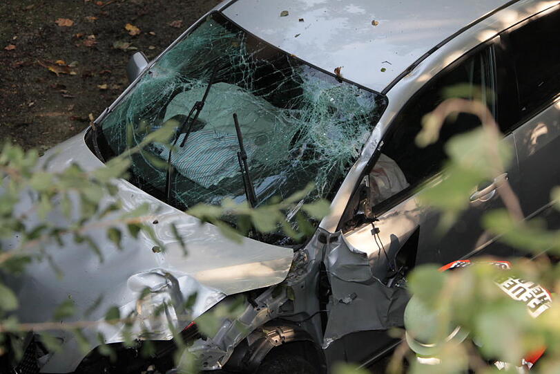 Zwischen Mühldorf und München kommt ein Münchner Fahrer von der Straße ab und fährt in eine Baumgruppe. Danach stürzt das Auto vier Meter tief. Wie schwer der Fahrer verletzt wird, ist unklar.