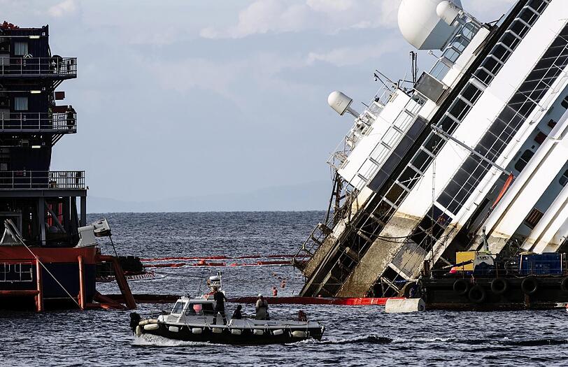 Der Bergungseinsatz am havarierten 
Kreuzfahrtschiff &bdquo;Costa Concordia&ldquo; hat sich am Montag deutlich 
verzögert. Die Aufrichtung des Schiffs vor der italienischen Insel 
Giglio werde voraussichtlich erst am Dienstag im Morgengrauen 
abgeschlossen sein. Die Bilder!