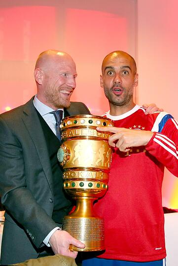 Die Bayern feiern: Nach dem Sieg gegen Borussia Dortmund im DFB-Pokalfinale lässt der FC Bayern in Berlin die Korken knallen. Hier die Feierbilder aus der Telekom-Zentrale.