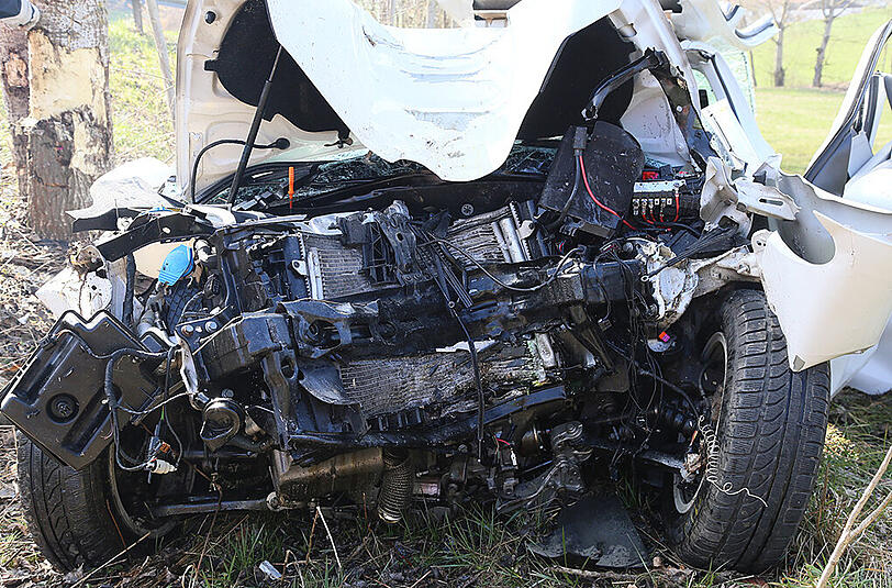 Bilder vom Unfall in Wald bei Altötting. Eine junge Fahranfängerin ist von der Fahrbahn abgekommen und gegen einen Baum geprallt.