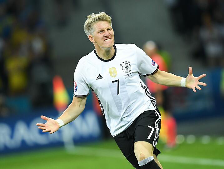 12. Juni 2016: Bastian Schweinsteiger feiert sein 2:0 gegen die Ukraine im EM-Gruppenspiel - kurz nach seiner Einwechslung...
