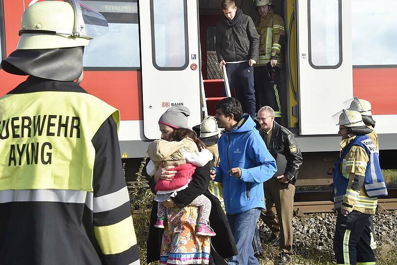 Der Mazda wurde von der S-Bahn erfasst und von den Schienen geschleudert. Der Fahrer hatte mehrere Schutzengel: Er erlitt nur einen Schock.