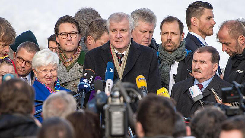 Bayerns Ministerpräsident Horst Seehofer, umrahmt von den Köpfen der CSU-Landesgruppe im Bundestag: Jürgen Fischer (l-r), Gerda Hasselfeldt, Andreas Scheuer und Max Straubinger. Bayerns Ministerpräsident Horst Seehofer, umrahmt von den Köpfen der CSU-Landesgruppe im Bundestag: Jürgen Fischer (l-r), Gerda Hasselfeldt, Andreas Scheuer und Max Straubinger.