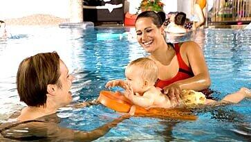 Entspannung beim Babyschwimmen Entspannung beim Babyschwimmen
