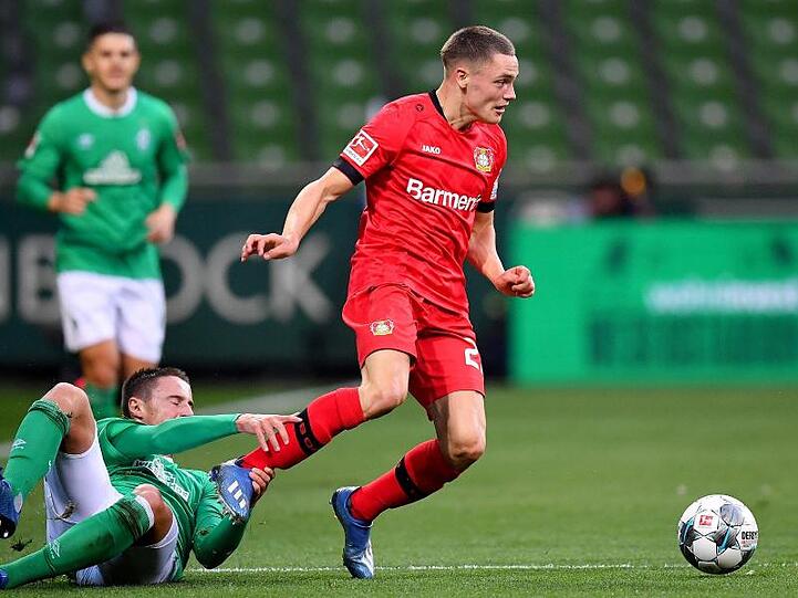 Bremens Marco Friedl spielt gegen Leverkusens Florian Wirtz (r). Foto: Stuart Franklin/Getty-Pool/dpa/Archivbild