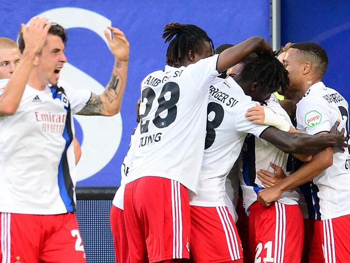 Die Hamburger bejubeln den Sieg gegen den VfL Bochum.