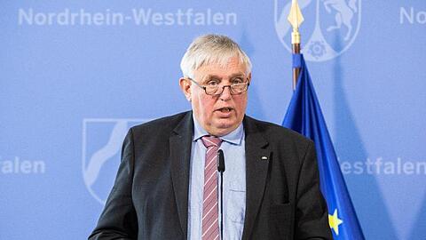 Karl-Josef Laumann, CDA-Chef und Sozialminister von Nordrhein-Westfalen, spricht bei einer Pressekonferenz.