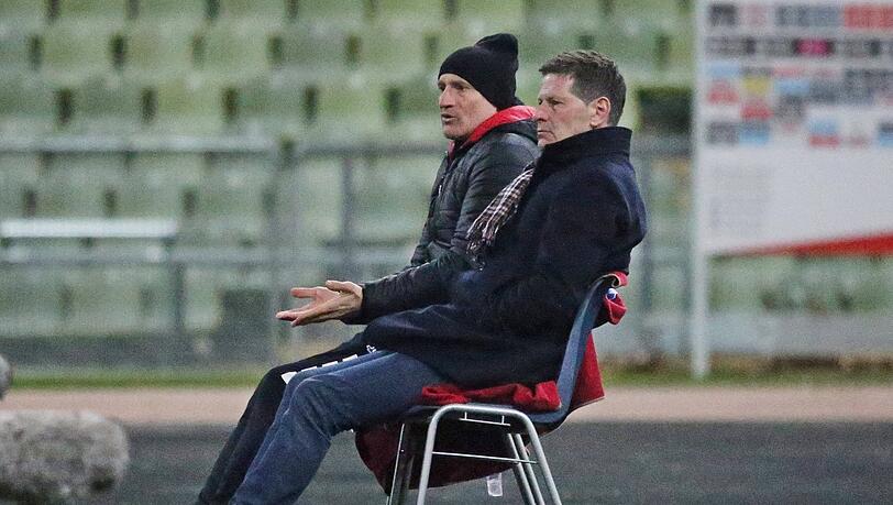 Nicht zu beneiden: Türkgücü-Trainer Heraf (r.).