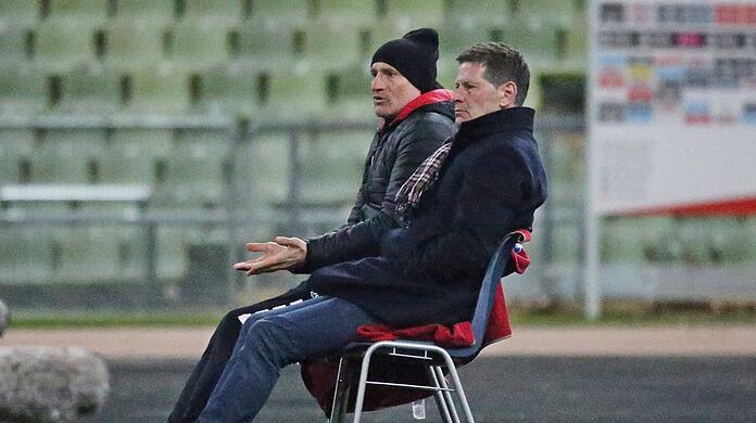Nicht zu beneiden: Türkgücü-Trainer Heraf (r.).