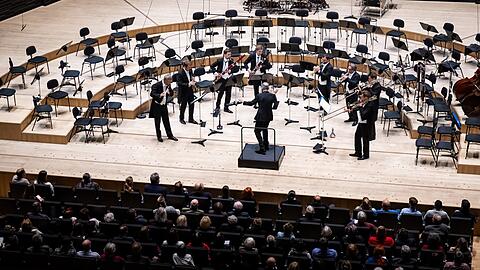 Die Bläser der Münchner Philharmoniker mit Dima Slobodeniouk beim Oktett von Strawinsky in der Isarphilharmonie.