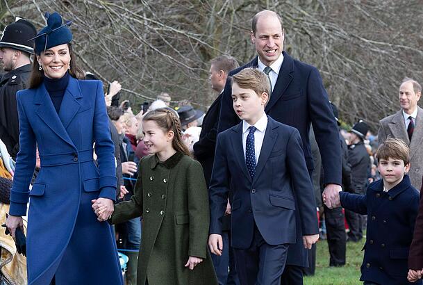 Prinzessin Kate und Prinz William mit ihren Kindern Charlotte, George und Louis (re.): Der jüngste Spross Louis hat das Kastaniensammeln für sich entdeckt.