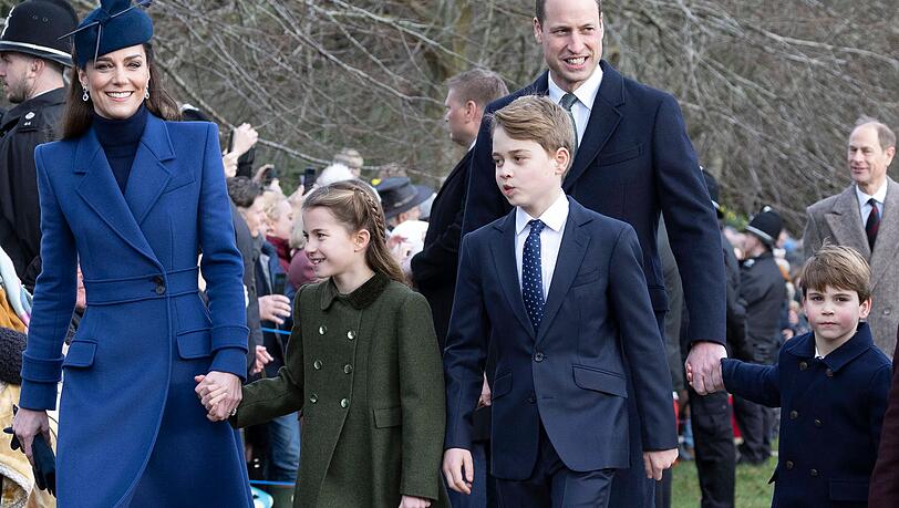 Prinzessin Kate und Prinz William mit ihren Kindern Charlotte, George und Louis (re.): Der jüngste Spross Louis hat das Kastaniensammeln für sich entdeckt. Prinzessin Kate und Prinz William mit ihren Kindern Charlotte, George und Louis (re.): Der jüngste Spross Louis hat das Kastaniensammeln für sich entdeckt.