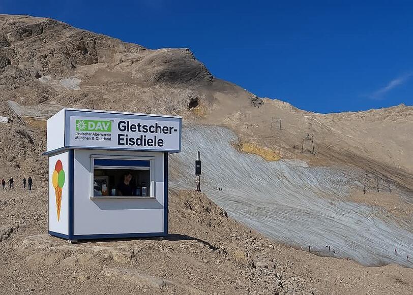 Ein Vorschlag mit ernstem Hintergrund, humorvoll umgesetzt: Der S&uuml;dliche Schneeferner-Gletscher schwindet. Daf&uuml;r k&ouml;nnte man ja Eis auf der Zugspitze verkaufen.