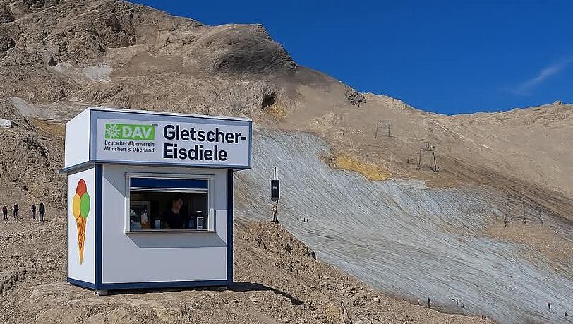 Ein Vorschlag mit ernstem Hintergrund, humorvoll umgesetzt: Der S&uuml;dliche Schneeferner-Gletscher schwindet. Daf&uuml;r k&ouml;nnte man ja Eis auf der Zugspitze verkaufen.