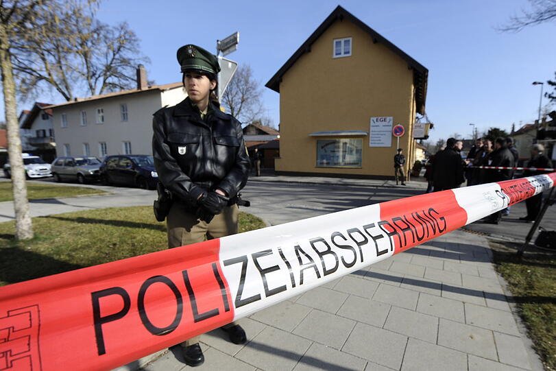 Eine Polizistin vor dem Haus in der Kraillinger Margaretenstraße. Der Tatort soll Spezialisten Aufschlüsse über den Täter geben.
