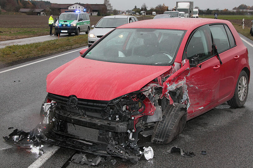 Auf der B12 zwischen Maitenbeth und Haag wurde am Mittwoch eine Person bei einem Verkehrsunfall leicht verletzt. Die Ursache ist noch unklar. Bilder von der Unfallstelle.