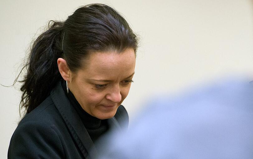 Die Angeklagte Beate Zschäpe betritt am 18.02.2014 den Gerichtssaal im Oberlandesgericht in München (Bayern).