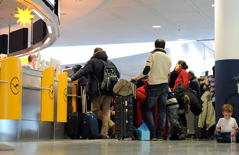 Lange Warteschlangen an den Schaltern, endloses Warten in den Terminals und fast jeder zweite Flug der Lufthansa fällt streikbedingt aus. Die Bilder vom Flughafen.
