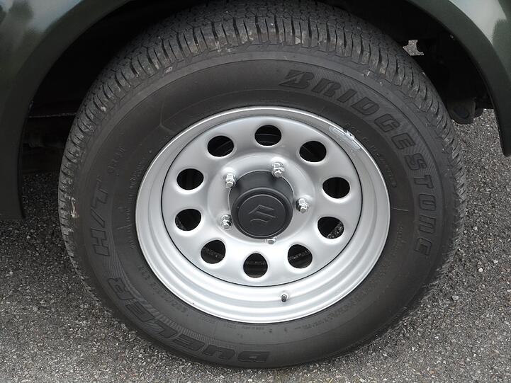 Ja, sowas gibt es noch: Der Jimny trägt ganz normale Stahlfelgen. Mehr braucht es auch nicht.