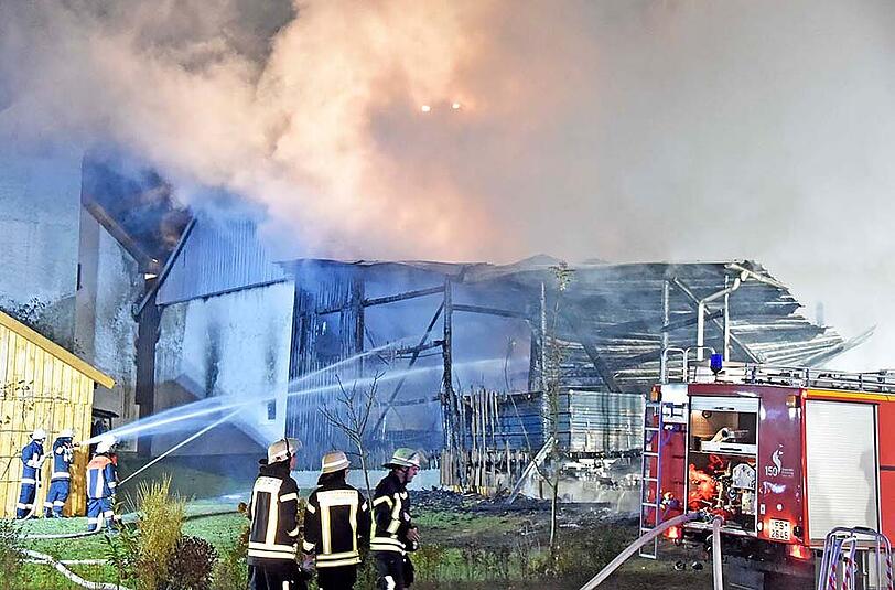 Eine halbe Million Euro: So hoch schätzt die Polizei den Sachschaden nach dem schweren Stallbrand in Au in der Hallertau. Die Bilder vom Feuerwehreinsatz.