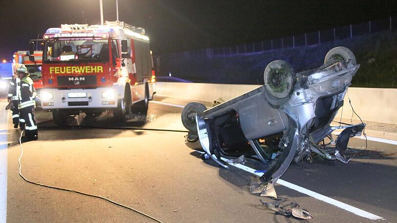 Auf der A94 hat eine Opel-Fahrerin die Kontrolle über ihren Pkw verloren und sich überschlagen. Das Auto blieb mitten auf der Fahrbahn liegen.