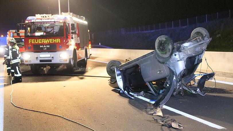 Auf der A94 hat eine Opel-Fahrerin die Kontrolle über ihren Pkw verloren und sich überschlagen. Das Auto blieb mitten auf der Fahrbahn liegen.