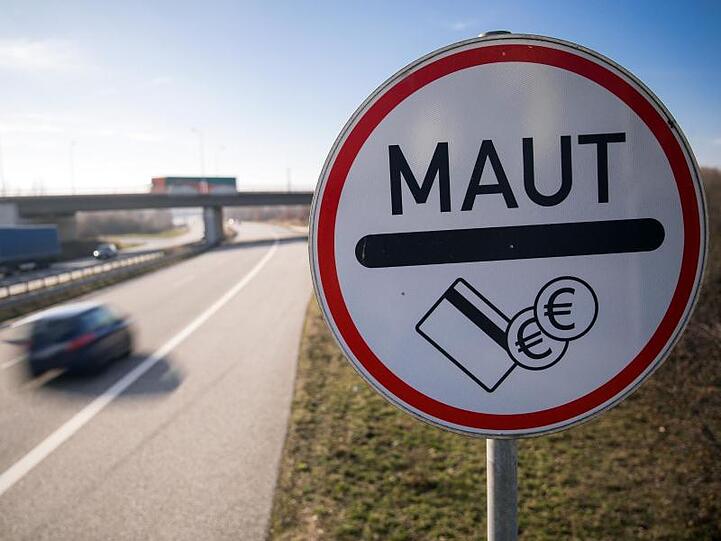 Die Pkw-Maut ist gescheitert. Der Grünen-Bundestagsabgeordnete Stephan Kühn will gerichtlich erzwingen, dass Bundesverkehrsminister Scheuer die Verträge mit offenlegen muss.
