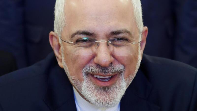 In Teheran kursieren Gerüchte, Außenminister Sarif wolle in New York eventuell ein Treffen mit der amerikanischen Seite am Rande der UN-Vollversammlung im September vorbereiten. In Teheran kursieren Gerüchte, Außenminister Sarif wolle in New York eventuell ein Treffen mit der amerikanischen Seite am Rande der UN-Vollversammlung im September vorbereiten.