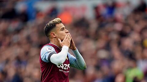 Philippe Coutinho von Aston Villa feiert den zweiten Treffer seiner Mannschaft.