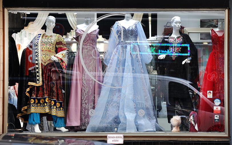 Eine Schneiderei mit fantasievollen, orientalischen Kleidern.