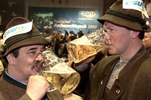 Tiefschwarzes Hochamt: der politische Aschermittwoch der CSU soll heuer wieder traditioneller bierzeltmäßig werden.