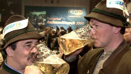 Tiefschwarzes Hochamt: der politische Aschermittwoch der CSU soll heuer wieder traditioneller bierzeltmäßig werden. Tiefschwarzes Hochamt: der politische Aschermittwoch der CSU soll heuer wieder traditioneller bierzeltmäßig werden.
