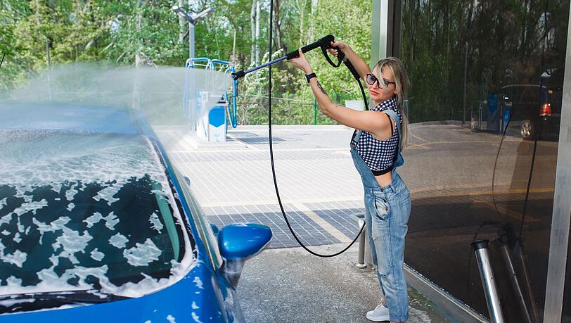 Nicht nur wegen der Reise kann das Auto nach dem Urlaub eine Wäsche vertragen, Sie schützen so auch die heimische Natur. Nicht nur wegen der Reise kann das Auto nach dem Urlaub eine Wäsche vertragen, Sie schützen so auch die heimische Natur.
