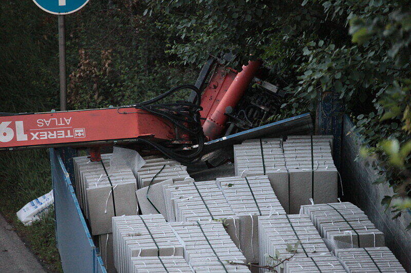 Bei Mühldorf ist ein Lkw mit Ladekran gegen eine Brücke gekracht. Der Kran wurde dabei aus der Verankerung gerissen und landete auf der Straße. Die Bilder.