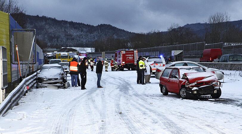 Auf der Autobahn A1 in der Nähe von Voecklabruck wurden nach heftigen Schneefällen zahlreiche Autos in Kollisionen verwickelt.