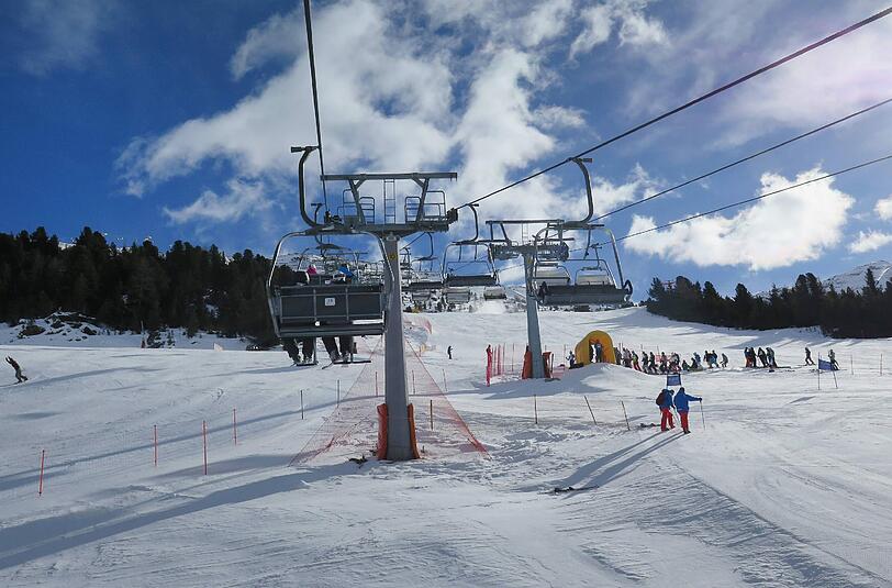 Ein 22-jähriger Skifahrer ist am Samstag auf einer Piste im Chiemgau tödlich verunglückt. (Archivfoto)