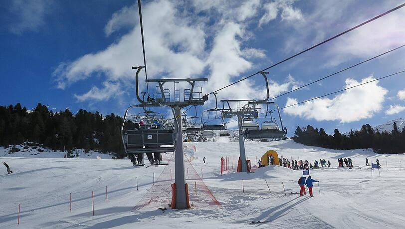 Ein 22-jähriger Skifahrer ist am Samstag auf einer Piste im Chiemgau tödlich verunglückt. (Archivfoto) Ein 22-jähriger Skifahrer ist am Samstag auf einer Piste im Chiemgau tödlich verunglückt. (Archivfoto)