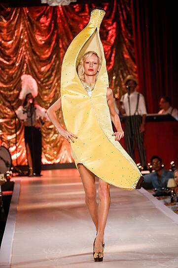 Nächsten Frühjahr wird die Mode ganz schön Banane - zumindest wenn es nach der Taschen- und Schuhdesignerin Charlotte Olympia geht.