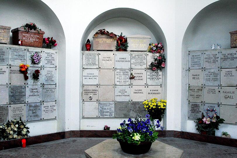 Urnenhalle R am Nordfriedhof: letzte Ruhestätte von Franziska Bilek.