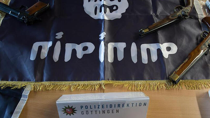 Beschlagnahmte Waffen und eine IS-Flagge: Fundstücke aus der Göttinger Salafistenszene.